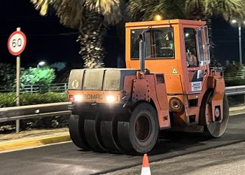 Εργασίες ασφαλτόστρωσης στη Λ. Ποσειδώνος από την Περιφέρεια