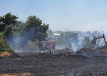 Πυρκαγιά σε οικόπεδο στη Βούλα