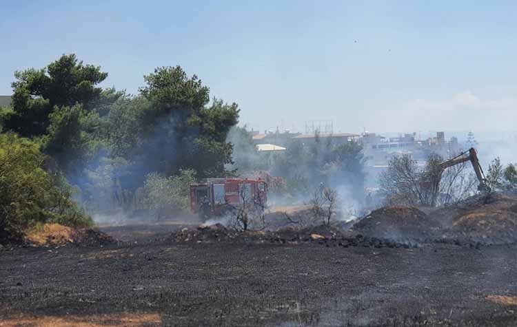 Πυρκαγιά σε οικόπεδο στη Βούλα