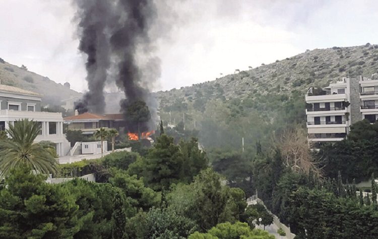 Πυρκαγιά στη Βούλα: Μια δύσκολη αρχή