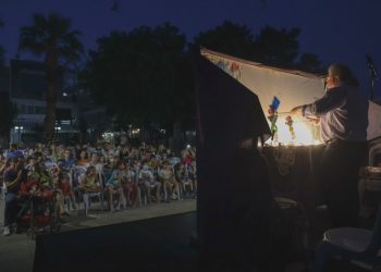 Οι παραστάσεις του Καραγκιόζη στην πλατεία Αγίας Λαύρας μάγεψαν τα Μαρουσιωτάκια