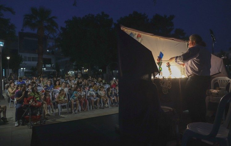 Οι παραστάσεις του Καραγκιόζη στην πλατεία Αγίας Λαύρας μάγεψαν τα Μαρουσιωτάκια
