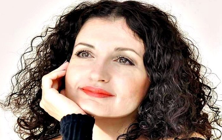 Μαρία Μαραγκουδάκη: «Το θέατρο απαιτεί αφοσίωση & πίστη, επίσης φωτίζει, εξυψώνει, δίνει δύναμη & χαρά»