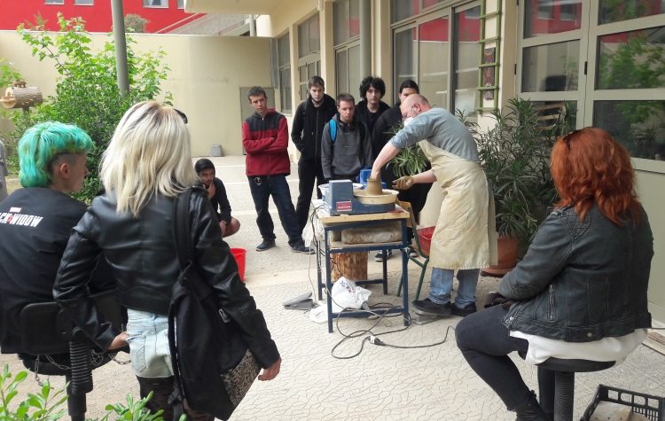 Μαθητές 2ο ΕΠΑΛ: Μεράκι… χωρίς αναστολή «με πηλό και πέτρα»