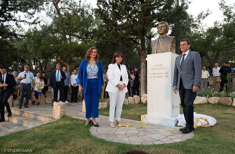 Η προτομή του Παύλου Μπακογιάννη κοσμεί το  Άλσος Ψυχικού