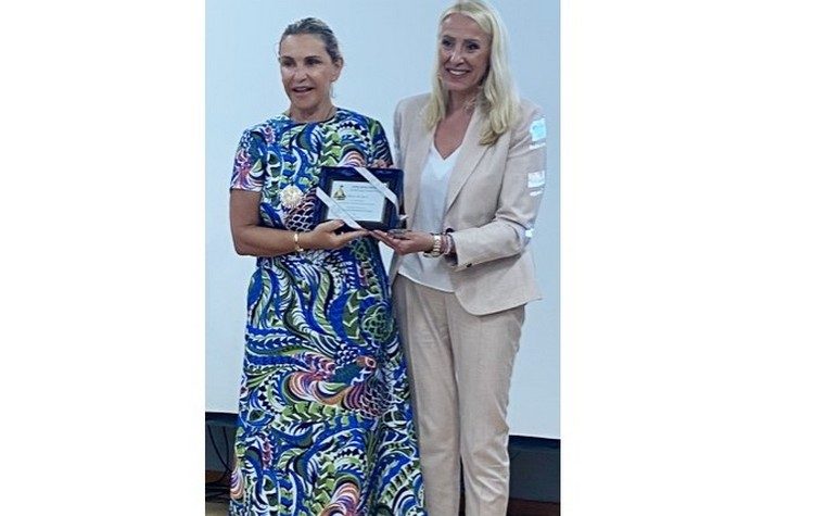 Η Ιουλία Τσέτη βραβεύθηκε από την Επιστημονική Επιτροπή του 8ου Διεθνούς Θερινού Πανεπιστημίου στο Καστελλόριζο