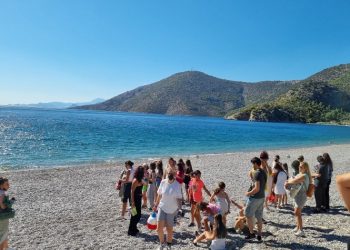 Στην παραλία της Ψάθας τα παιδιά της κατασκήνωσης