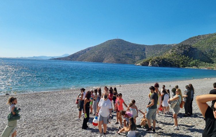 Στην παραλία της Ψάθας τα παιδιά της κατασκήνωσης