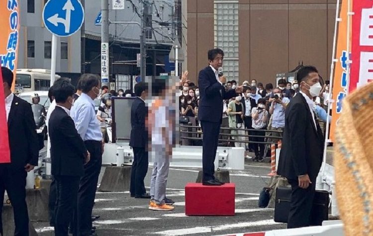 Νεκρός ο Σίνζο Άμπε - Υπέκυψε στα τραύματά του μετά τη δολοφονική επίθεση που δέχθηκε