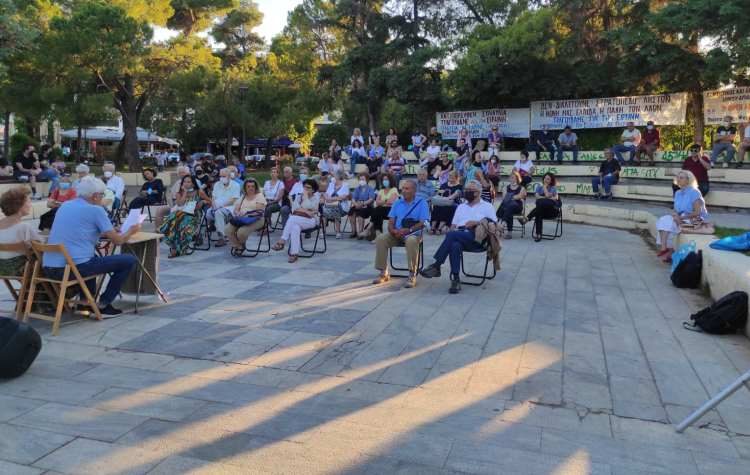 Αντιπολεμικά μηνύματα και νότες στην κεντρική πλατεία