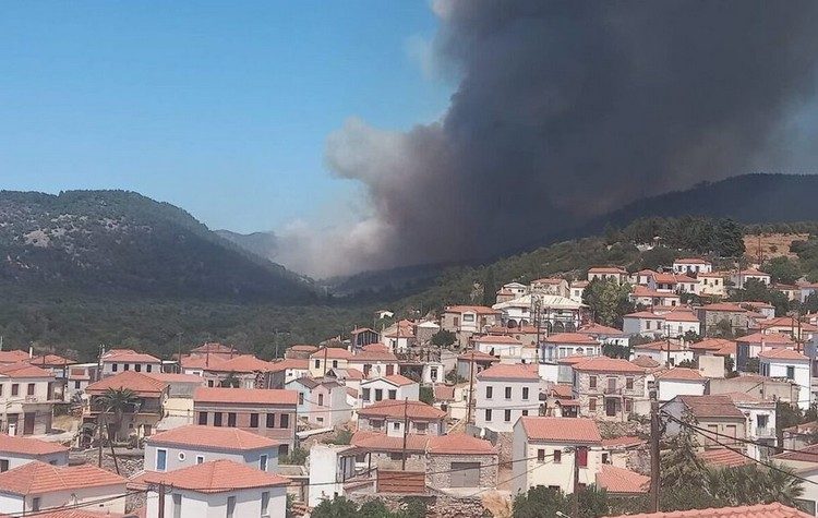 Πυρκαγιά στη Σάμο, αναζωπύρωση της φωτιάς στη Μυτιλήνη - Εκκενώνεται ξανά η Βρίσα