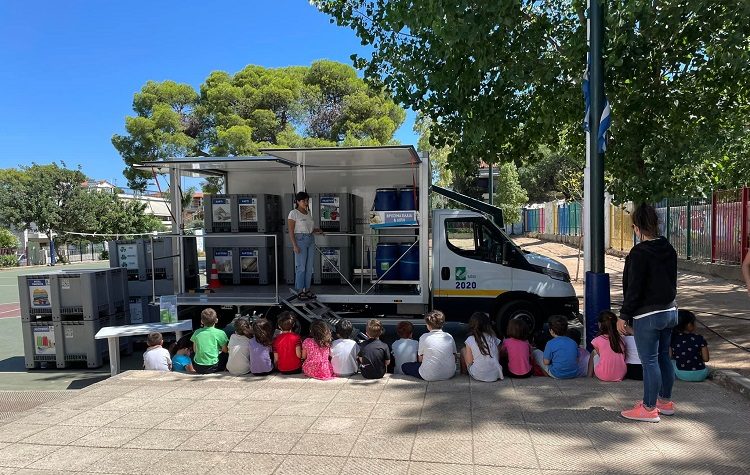Τα παιδιά μαθαίνουν για την ανακύκλωση