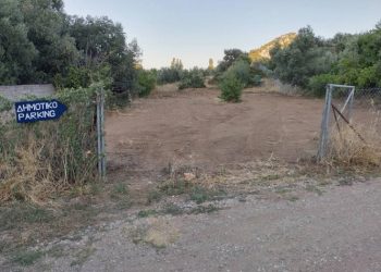 Ο Δήμος προχώρησε στη δημιουργία Δημοτικού πάρκινγκ στην παραλία Βαρνάβα