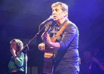 Φεστιβάλ Αμαρουσίου 2022: Οι μελωδίες του Σωκράτη Μάλαμα ταξίδεψαν το κατάμεστο Αίθριο Θέατρο