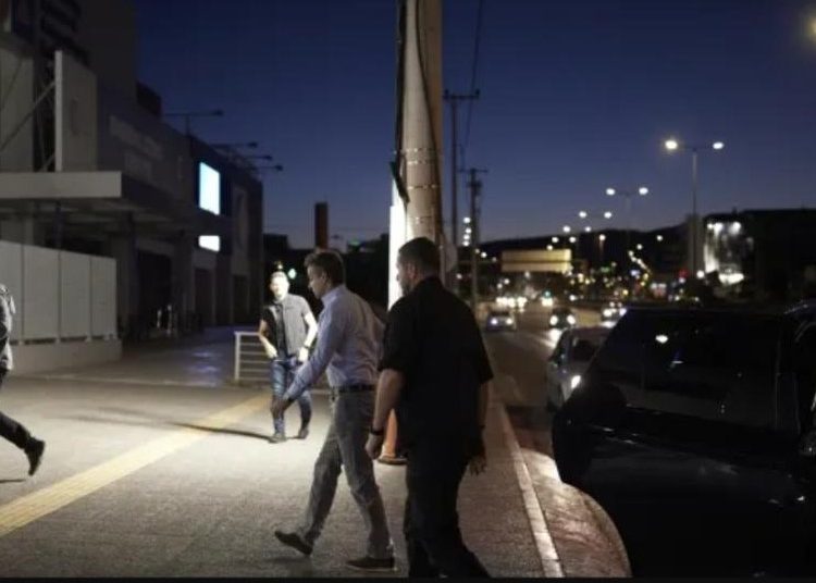 Στο Συντονιστικό Κέντρο Επιχειρήσεων της Πολιτικής Προστασίας ο Κυριάκος Μητσοτάκης