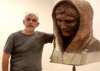 Ο Γιώργος Πετρίδης δωρίζει γλυπτό του για τη Μικρασιατική Καταστροφή