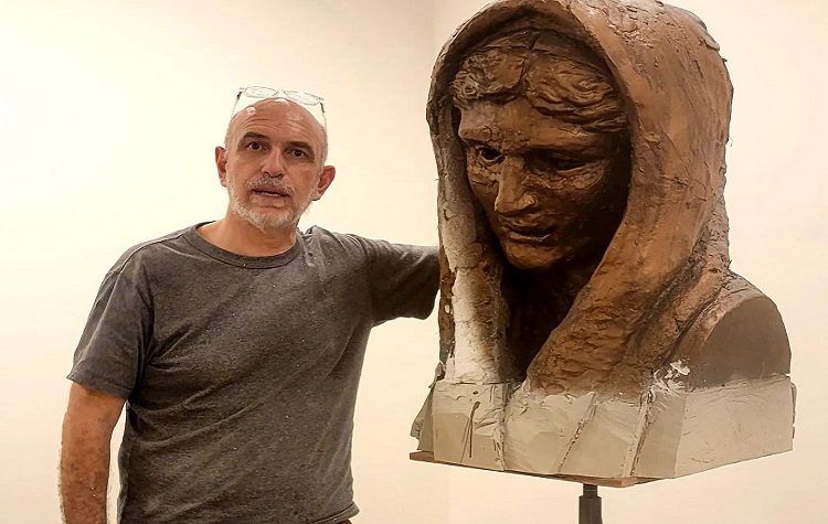 Ο Γιώργος Πετρίδης δωρίζει γλυπτό του για τη Μικρασιατική Καταστροφή