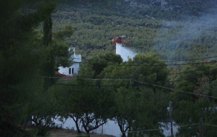 Έσβησαν τα ενεργά μέτωπα σε Πεντέλη, Μέγαρα, Σαλαμίνα - Πολύ υψηλός κίνδυνος πυρκαγιάς και σήμερα
