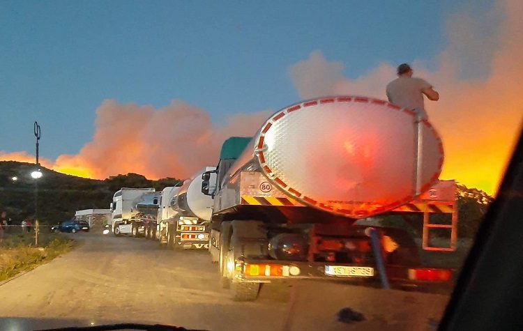 Συνεχίζεται η συνδρομή της Περιφέρειας Αττικής στην κατάσβεση της πυρκαγιάς στην Πεντέλη