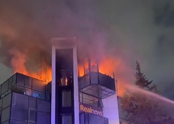 Πυρκαγιά στο κτήριο που στεγάζεται ο Real - Βρέθηκαν γκαζάκια