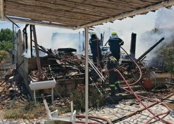Σπίτι κάηκε ολοσχερώς από πυρκαγιά στον Άγιο Κωνσταντίνο - Πρόλαβαν τη φωτιά πριν εξαπλωθεί στην περιοχή