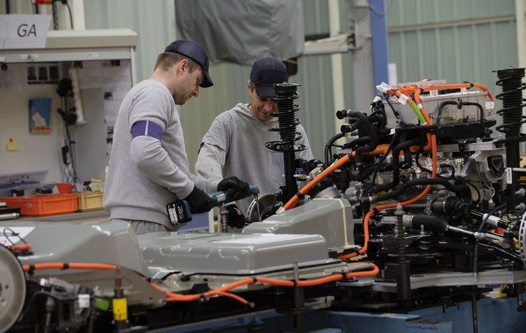 Πίσω από τη συναρμολόγηση των ηλεκτρικών μοντέλων της PEUGEOT