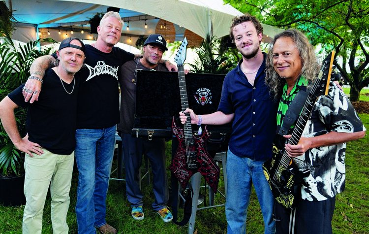 Joseph Quinn - Metallica: Stranger… riffs