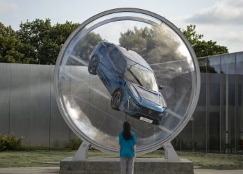 Το νέο Peugeot 408 στη σφαίρα μαγνητίζει τα βλέμματα…