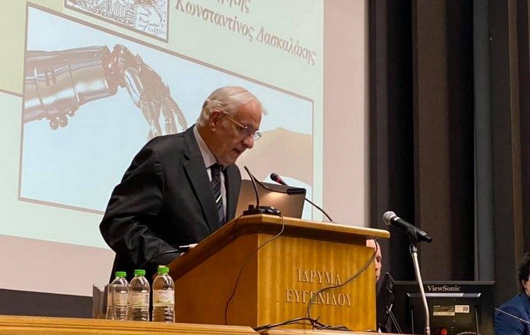 Πλήθος κόσμου «αποχαιρέτησε» τον αστροφυσικό Διονύση Σιμόπουλο