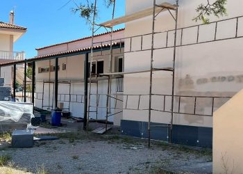 Ξεκίνησαν οι εργασίες ενεργειακής αναβάθμισης στο Δημοτικό Σχολείο Βαρνάβα
