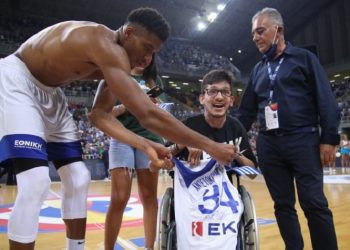 Στον Μάριο Ψαραδέλλη έδωσε τη φανέλα του ο Γιάννης Αντετοκούνμπο