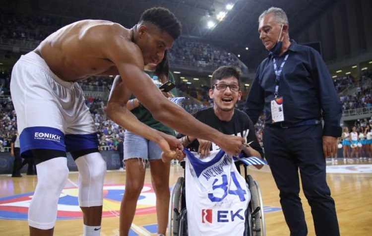 Στον Μάριο Ψαραδέλλη έδωσε τη φανέλα του ο Γιάννης Αντετοκούνμπο