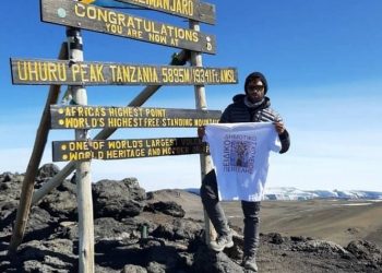 Το Ειδικό Δημοτικό Σχολείο Πεντέλης στην κορυφή του Κιλιμάντζαρου