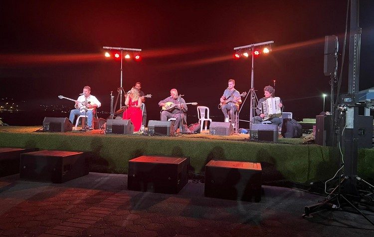 Ο Βαγγέλης Κορακάκης «μάγεψε» το κοινό στους Αγίους Αποστόλους