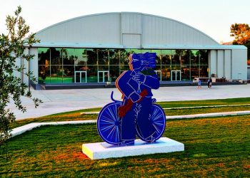 The Ellinikon Experience Park: Δεσπόζει το επιβλητικό γλυπτό «Ποδηλάτης»