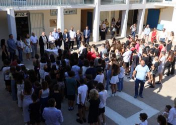 Στους αγιασμούς του 1ου Δημοτικού και 8ου Γυμνασίου Αμαρουσίου ο δήμαρχος Θ. Αμπατζόγλου