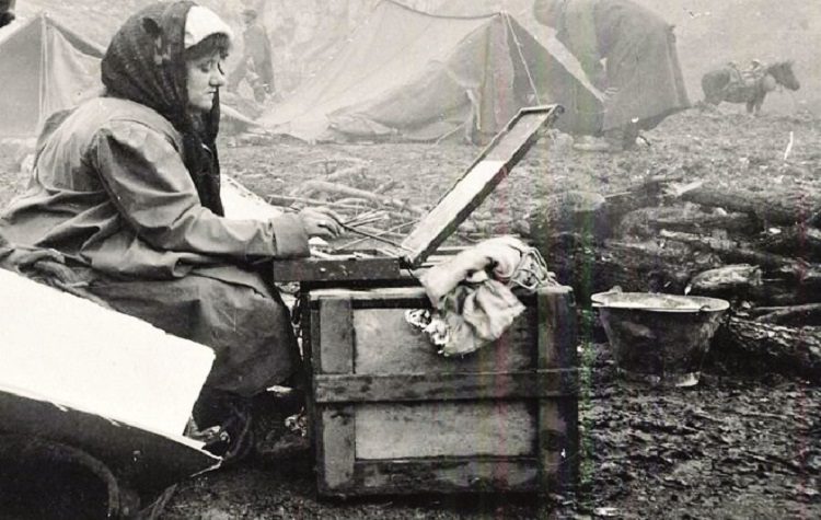 Θάλεια Φλωρά - Καραβία: Η πρώτη πολεμική ανταποκρίτρια στο μέτωπο της Μικρασίας