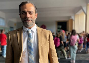 Φ. Καρύδας: Στο 2ο Δημοτικό Κηφισιάς με ευχές για τους μαθητές