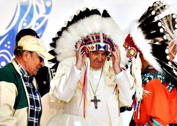 Με φτερά ινδιάνων ο Πάπας Φραγκίσκος