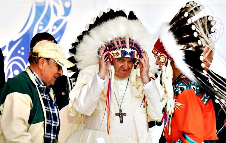 Με φτερά ινδιάνων ο Πάπας Φραγκίσκος