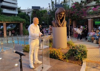 Το γλυπτό - σύμβολο για τις Γυναίκες της Σμύρνης κοσμεί την Πλατεία Αγίου Γεωργίου