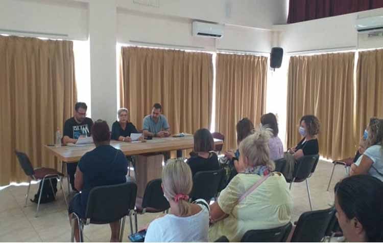 Συναντηση στελεχών του Δήμου με φύλακες και σχολικές καθαρίστριες