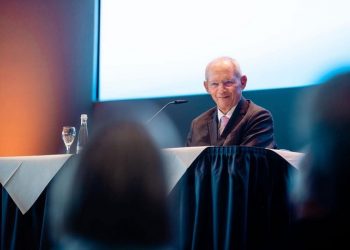 Πίσω ολοταχώς