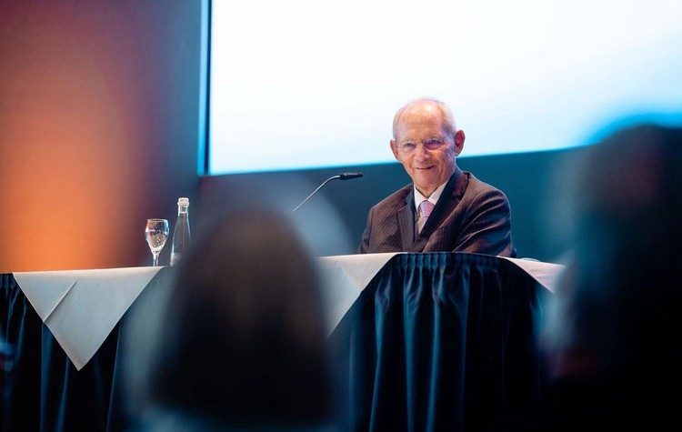 Πίσω ολοταχώς