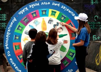 «Μάθημα» ανακύκλωσης στον μπλε κάδο με εκπλήξεις στην κεντρική πλατεία