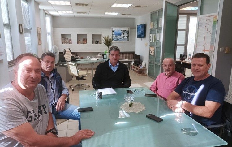 Συμφωνία Ξ. Μανιατογιάννη και εκπροσώπων της λαϊκής αγοράς Βριλησσίων για συγκράτηση των τιμών