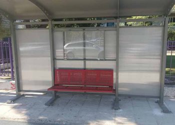 Νέα στέγαστρα τοποθετήθηκαν στις στάσεις δημόσιας συγκοινωνίας