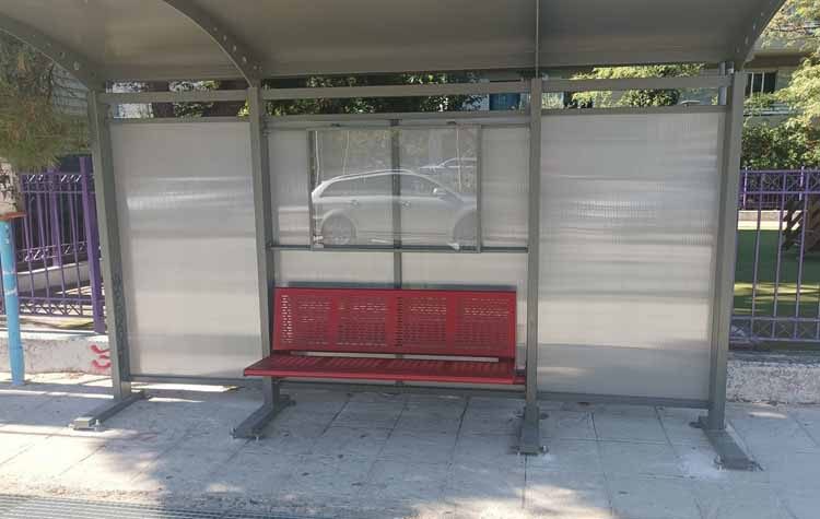 Νέα στέγαστρα τοποθετήθηκαν στις στάσεις δημόσιας συγκοινωνίας