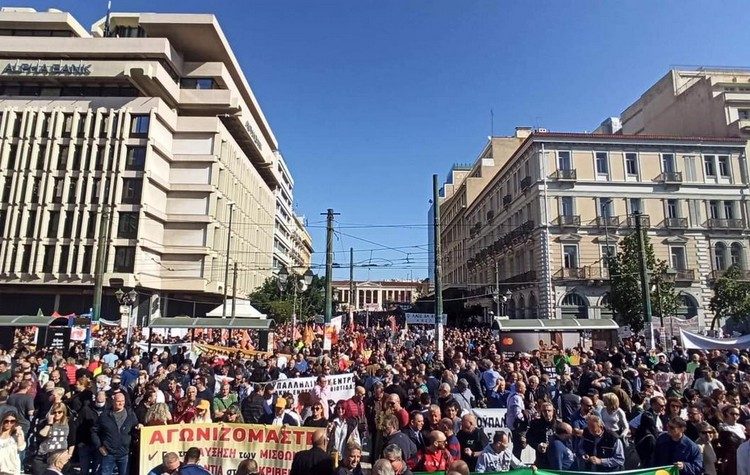 Απεργία ΓΣΕΕ: Επεισόδια με μολότοφ και χημικά σε Αθήνα και Θεσσαλονίκη