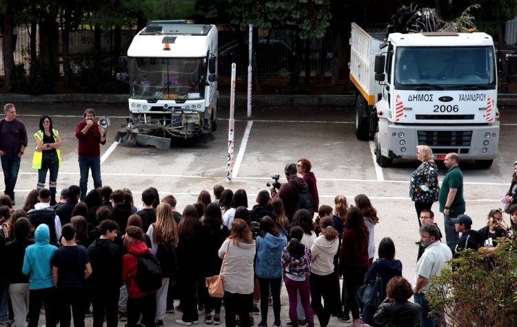 «Μάθημα» από τον Δήμο για τα βιοαπόβλητα με… απορριμματοφόρα  και σάρωθρα
